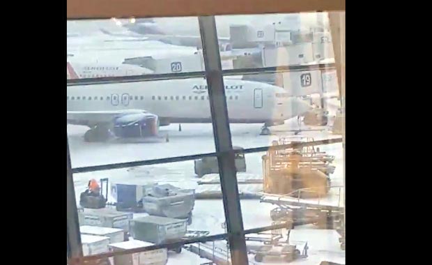 На аеродромима одложено десетине летова због снега (ВИДЕО)