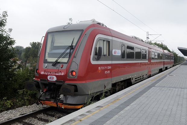 ДРАМА У КРЊАЧИ: Посекао се флашом и стао пред воз