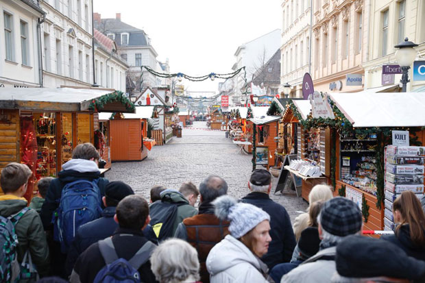 ПРЕТЊА ОТКЛОЊЕНА: Пронађен експлозив на божићном вашару у Немачкој; Изведена контролисана експлозија