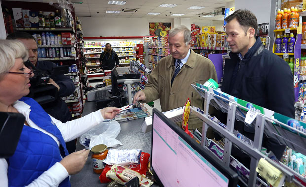 Мали са пензионерима - Сениор картица у пракси (ФОТО)