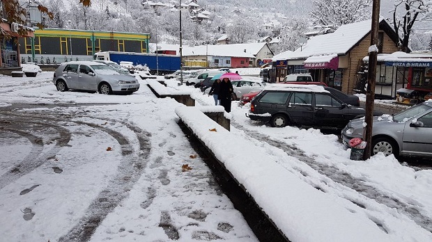 Полимље под снегом и до 40 цм, делови без струје; Ванредно у Власотинцу; У Новом Саду комуналци на терену чисте улице(ФОТО/ ВИДЕО)