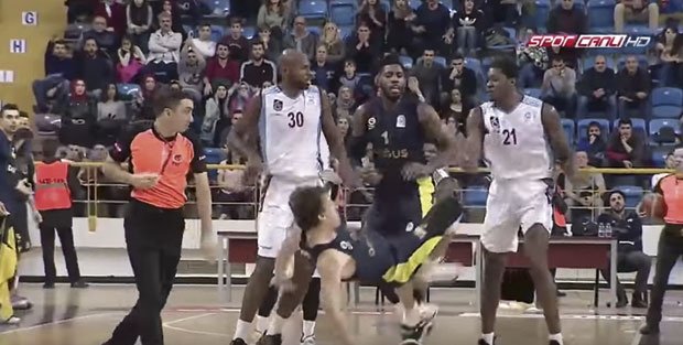 ИНЦИДЕНТИ НА МЕЧУ СА ТРАБЗОНОМ: Прекид, па лагана победа Фенербахчеа