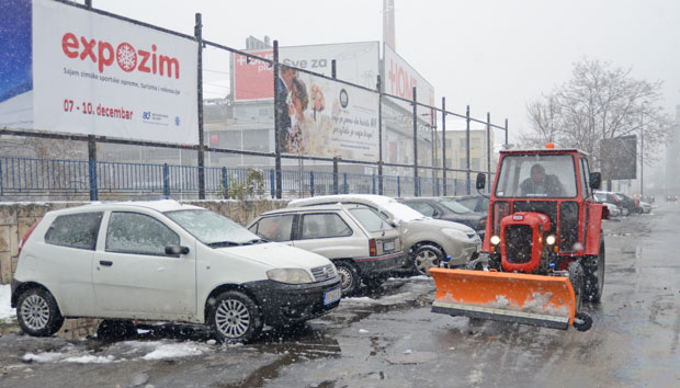 Комуналци победили децембарски снег