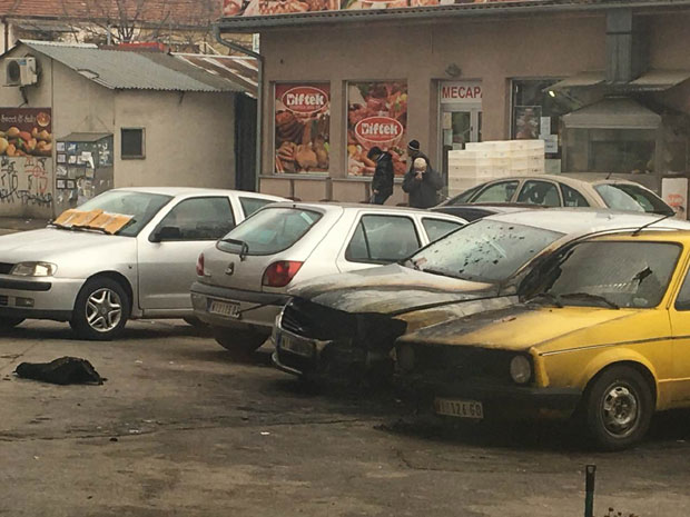 ОПЕТ ГОРЕО АУТО У НИШУ: Плануо “пасат”, оштећан и „голф“ 