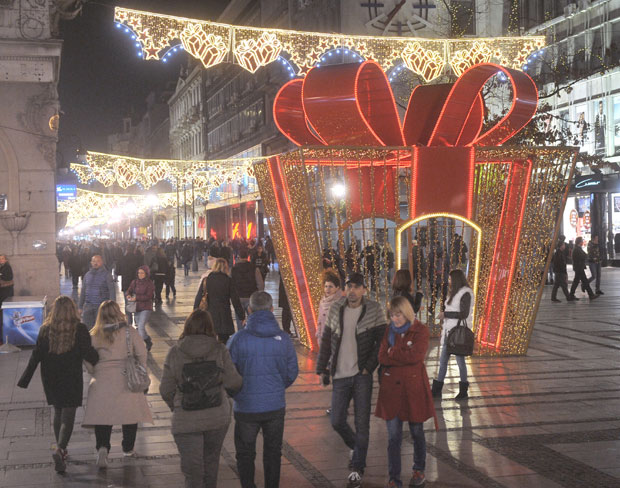 СВЕТЛИ ЧЕТИРИ ПУТА ЈЕФТИНИЈЕ: Месечно за расвету трошимо 1,08 милиона динара, а лане 4,06