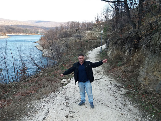 OJAЂЕН ДОМАЋИН: Остао без имања јер су машине исекле цеви