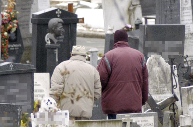 Осуђени због крађа на гробљима
