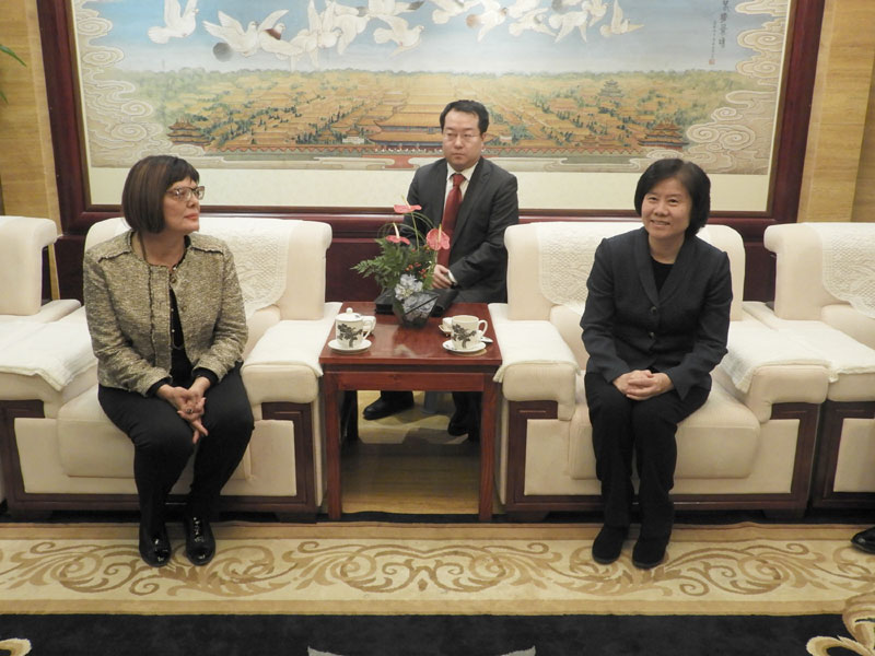 Шпијунка: Маја добила рукавицу из Кине