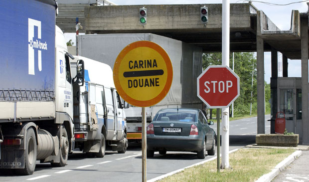 ЦАРИНИЦИ ОСУЈЕТИЛИ КРИЈУМЧАРЕЊЕ: Цигарете у резервоару, алкохол уместо резервног точка 