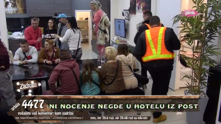 ОБЕЗБЕЂЕЊЕ РАЗДВАЈАЛО ЗАДРУГАРЕ: Јелена гађала Милана, а он насрнуо на њу (ВИДЕО)