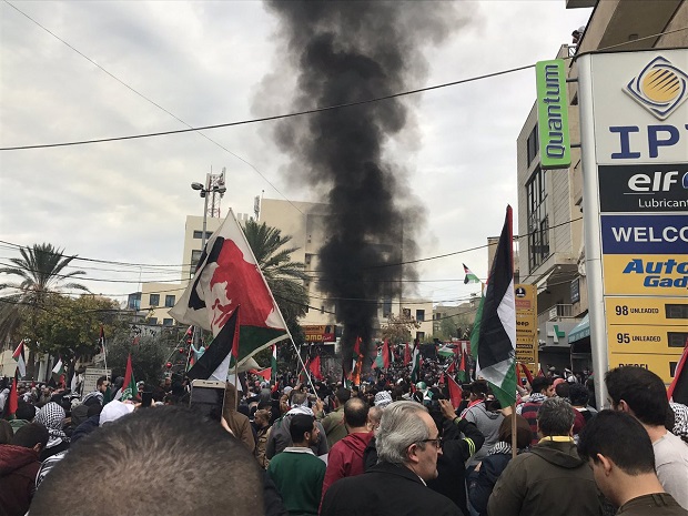 БЕС ЗБОГ ЈЕРУСАЛИМА: Ватра, каменице и сузавац испред америчке амбасаде у Бејруту