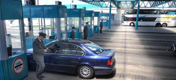 На изласку из Србије на Хоргошу 2 чека се један сат