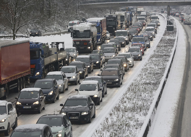 ПОЛАРНИ ТАЛАС СТИГАО У БРИТАНИЈУ: На стотине возача провело ноћ у колима, пабовима, склоништима...