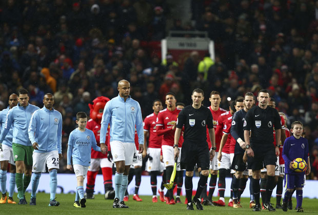 НЕЗАПАМЋЕН СКАНДАЛ У ТУНЕЛУ “ОЛД ТРАФОРДА”: Артета крвав напустио стадион после напада Лукакуа, играчи Ситија млеком гађали Муриња (ВИДЕО)