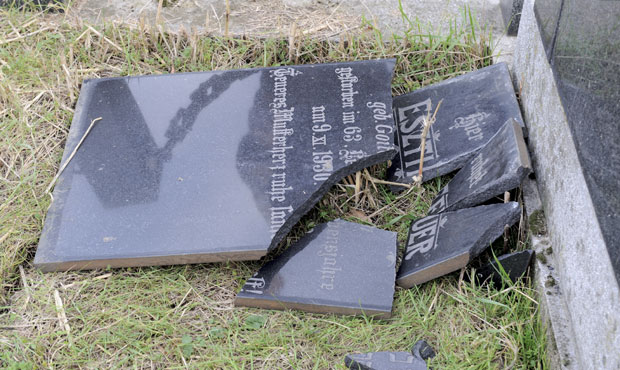 ВАНДАЛИЗАМ У ПАНЧЕВУ: Оскрнавили 47 јеврејских гробова!