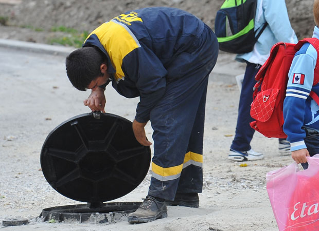 Нови Сад: Улични шахтови под катанцем