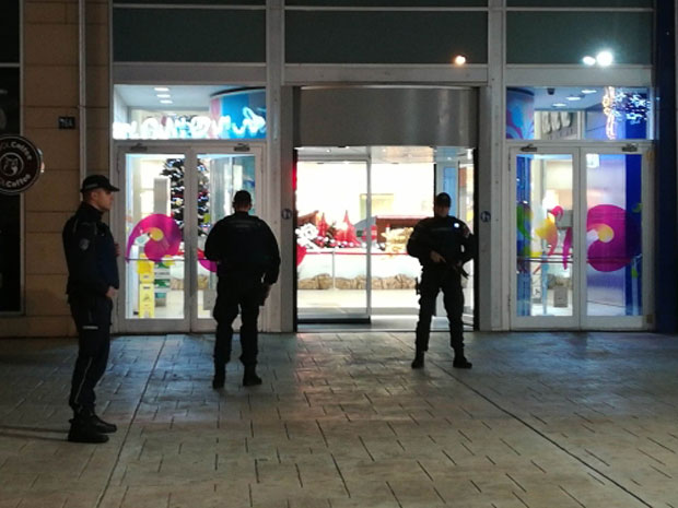 ОКОНЧАНА ДРАМА У БЕОГРАДУ: Лажна дојава испразнила Делта сити; Жена са телефонске говорнице најавила напад? (ФОТО)