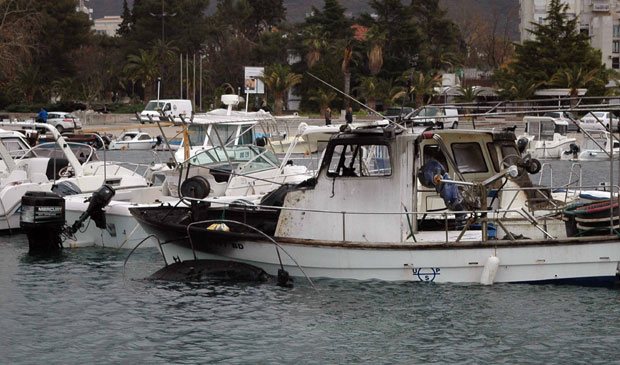 ПОЖАР У БАРУ: Шест барки у пожару, на четри тотална штета (ФОТО)