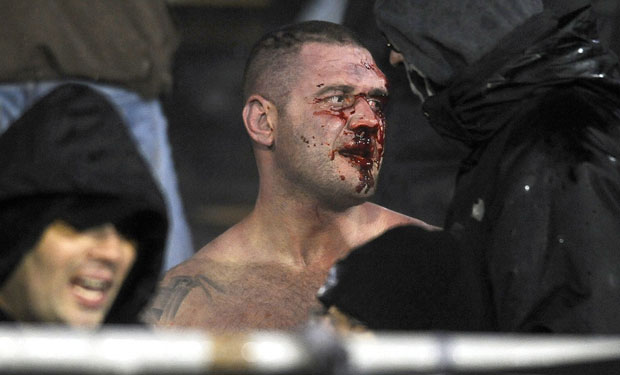 УЗНЕМИРУЈУЋЕ: Бруталне сцене туче у Хумској, крвави и голи хулигани, један убоден ножем (ФОТО+ВИДЕО)