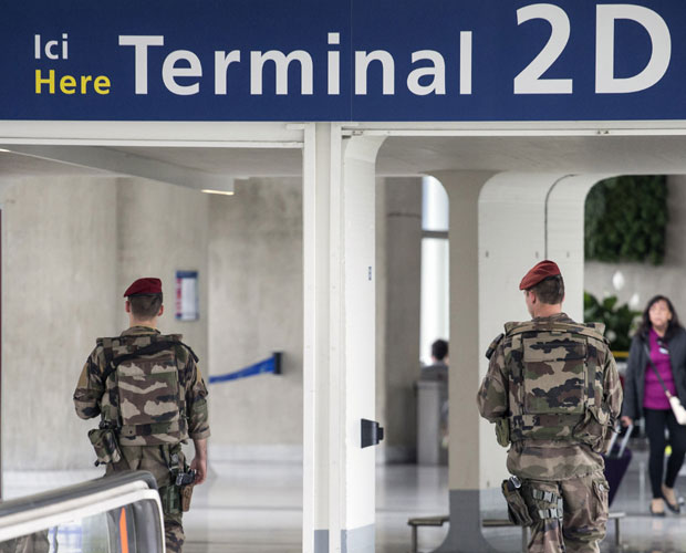 САВРШЕН ЗЛОЧИН: Бескућник однео 300.000 евра с париског аеродрома