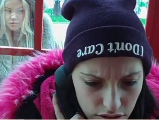 ЗАДРУГАРКА У ШОКУ: Отац јој јавио да је добила брата после 22 године (ВИДЕО)