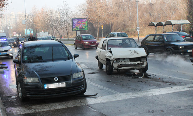 Шесторо повређено у удесу у Нишу од којих троје деце (ФОТО)