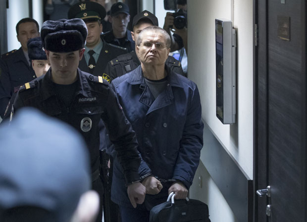 Уљукајев проглашен кривим за примање мита