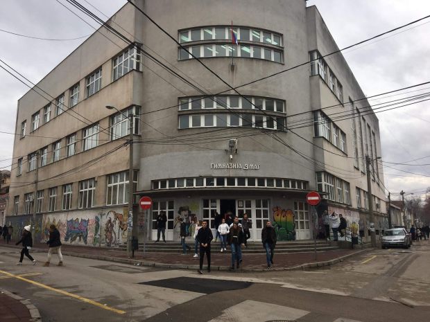 МАСОВНА ТУЧА У НИШКОЈ ГИМНАЗИЈИ: Учестовали и наставници, младић задобио повреду главе