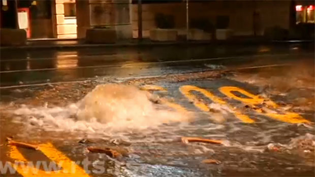 Део центра без воде због пуцања цеви на Тргу Републике