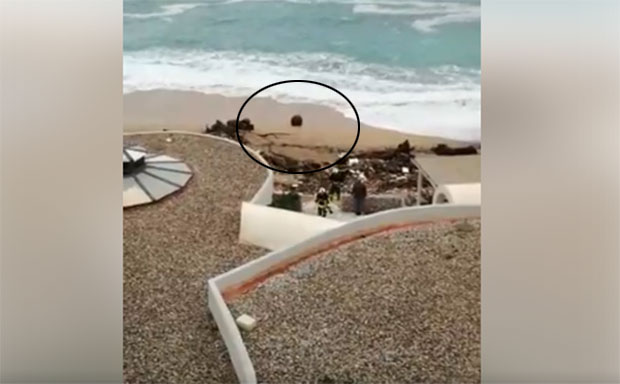 Море на дубровачку плажу избацило мину из 2. Светског рата (ВИДЕО)