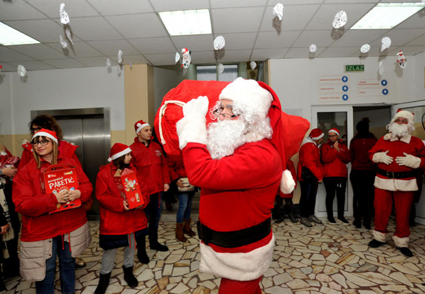 Више од 4.000 пакетића за децу из 40 установа