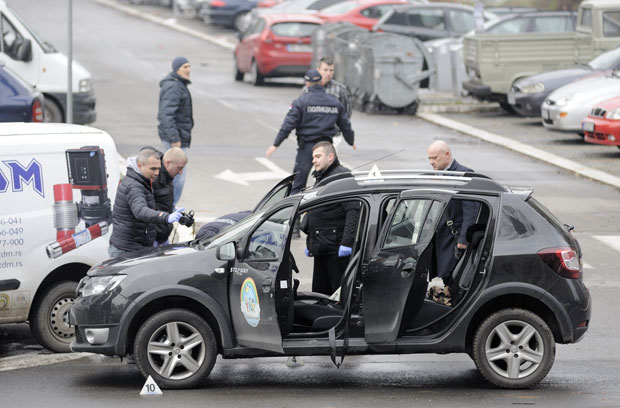 УЖАС У НОВОМ БЕОГРАДУ: Пуцао супрузи у стомак, па себи у главу (ФОТО+ВИДЕО)