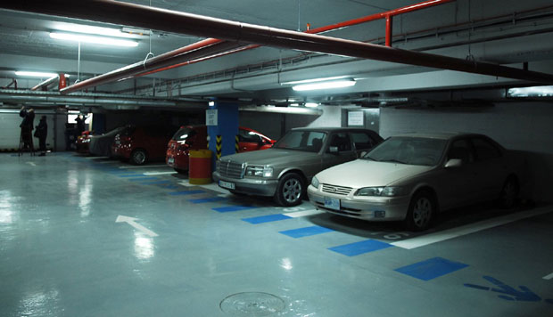 Мушкарац оставио бебу у колима пола сата, радница Паркинг сервиса је смиривала!