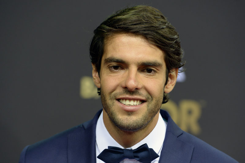 Милан Каки нуди фотељу