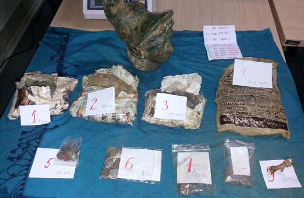 На Батровцима спречено кријумчарење антиквитета (ФОТО)