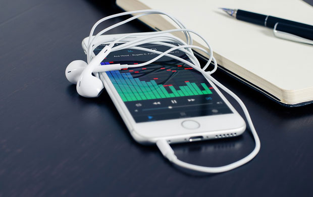 Епл признао да намерно успорава старије ајфоне
