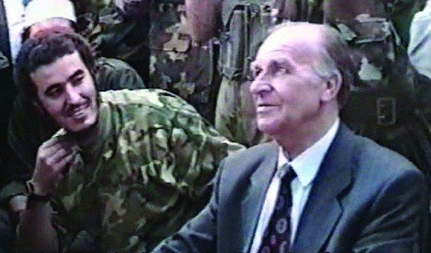 ИСПЛИВАО СНИМАК ИЗ РАТА: Алија постројава муџахедине док му причају о заробљеном “четнику”