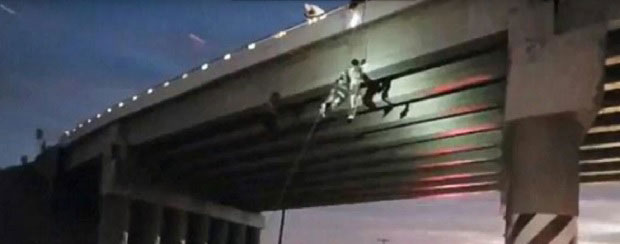 БРУТАЛНИ РАТ БАНДИ: Полиција са надвожњака скидала обешена тела (ВИДЕО)