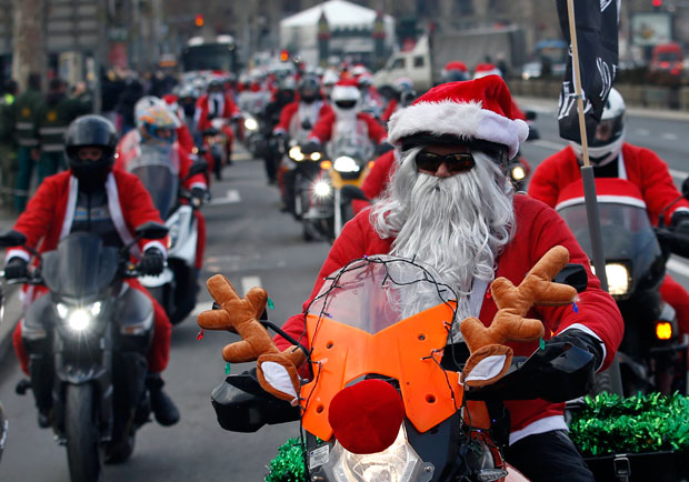 Бајкери 11. пут деле пакетиће за децу из дома у Сремчици