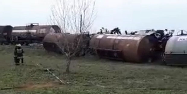 Преврнуло се шест цистерни код Новог Бечеја. Исцурела сирћетна киселина (ВИДЕО)