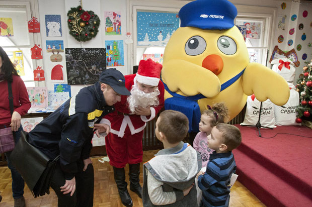 Деда Мразу писало више од 10.300 малишана (ФОТО)