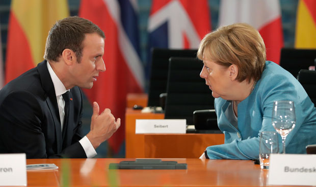 Меркелова и Макрон за продубљивање сарадње две земље