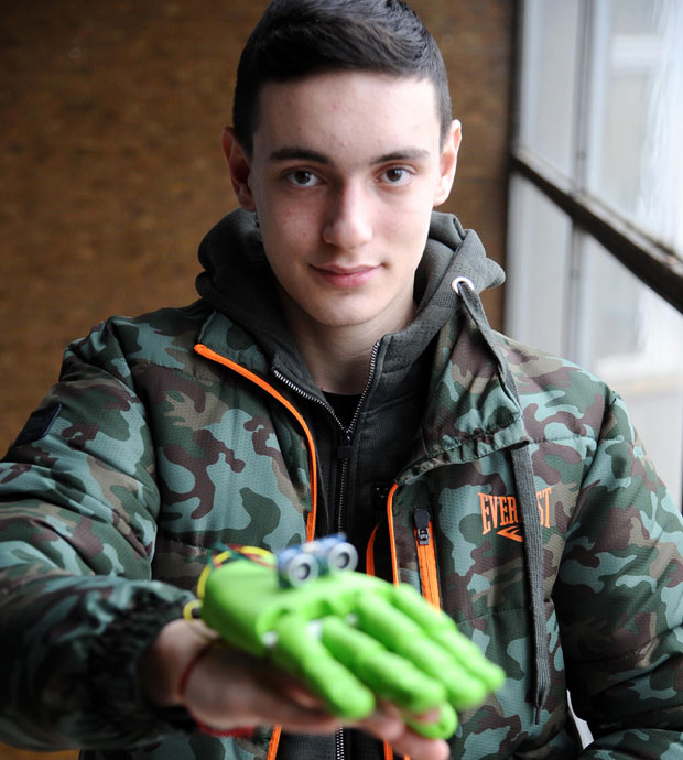 Николина паметна рукавица спас за слепе