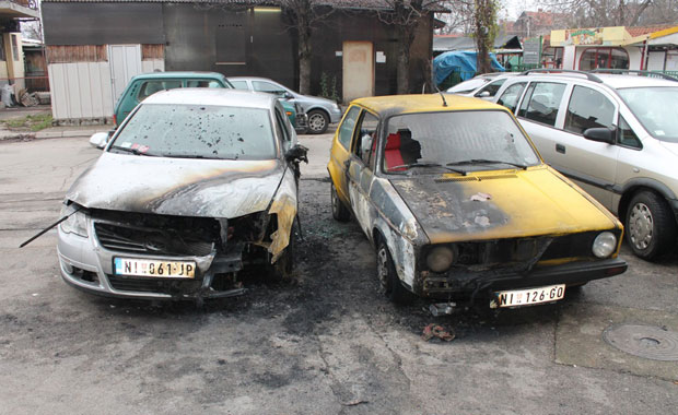 У Нишу запаљен ауто и трећег полицајца!