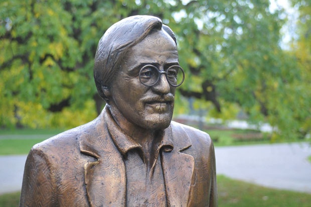 Статуа Драгана Николића у Врњачкој Бањи није оскрнављена