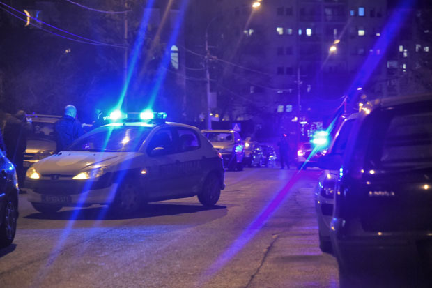 НАПАД У ЖАРКОВУ: Младић избоден ножем (ФОТО)