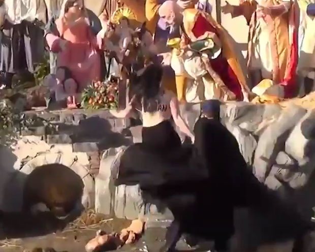 У ТОПЛЕСУ НА СИНА БОЖИЈЕГ: Нага феминисткиња покушала да зграби статуу бебе Исуса (ВИДЕО)