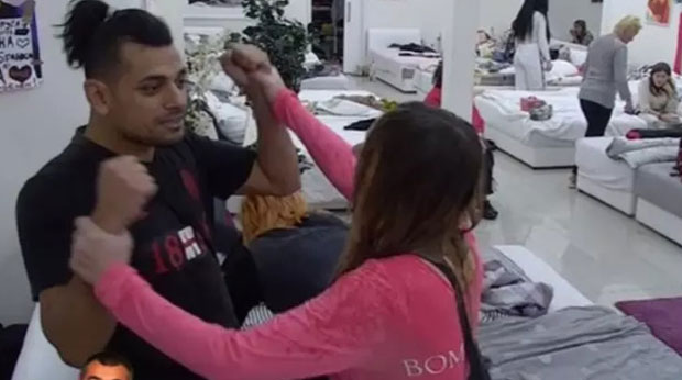 УХВАТИО МАЦУ ЗА ВРАТ И ГАЂАО ЈЕ: Бора строго кажњен због агресије према вереници! (ВИДЕО)