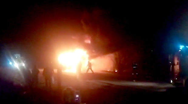 НОВИ ДЕТАЉИ ХАОСА КОД ВИДИКОВЦА: Изгорео аутобус, возач одбио да заустави возило