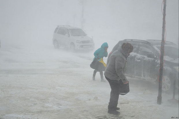 ПРЕЖИВЕЛА ПУКОМ СРЕЋОМ: Изашла на балкон да попуши цигару, одувао је ветар